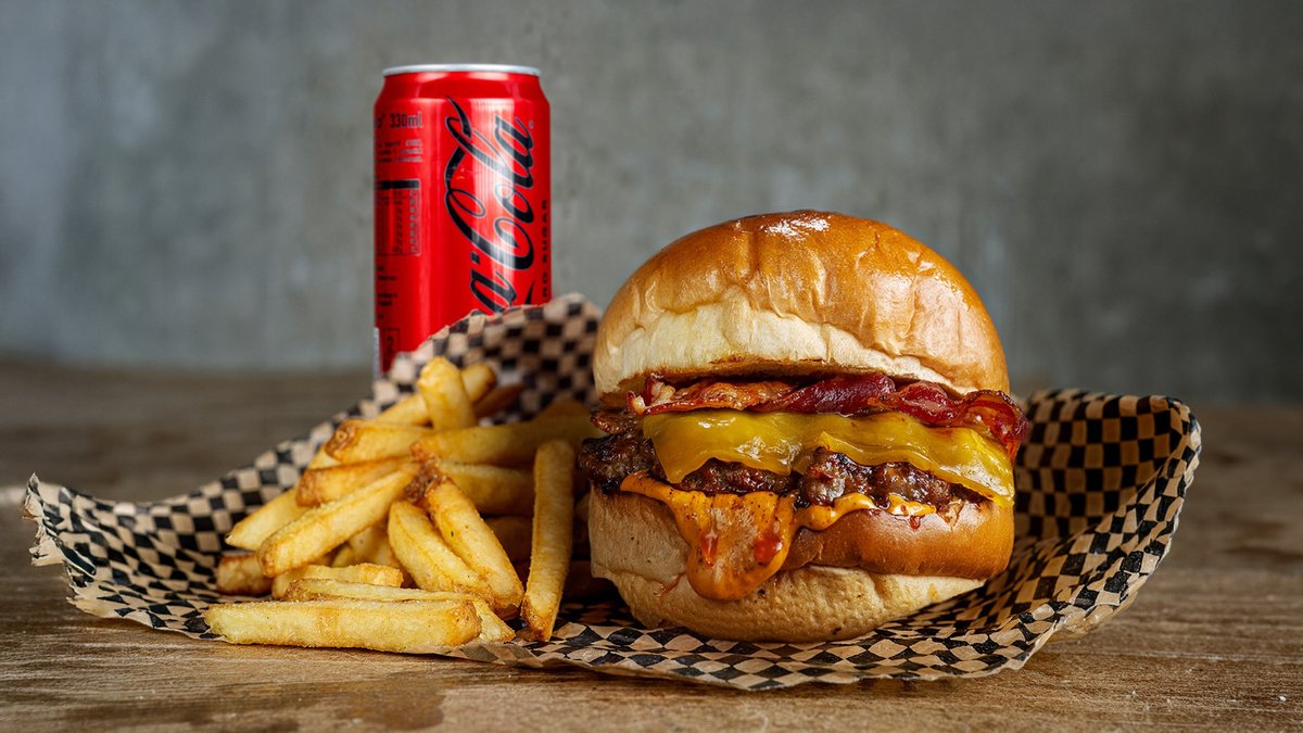 Baconcheeseburger - Deal inkl. Pommes frites og drikke – Kompis Singsaker