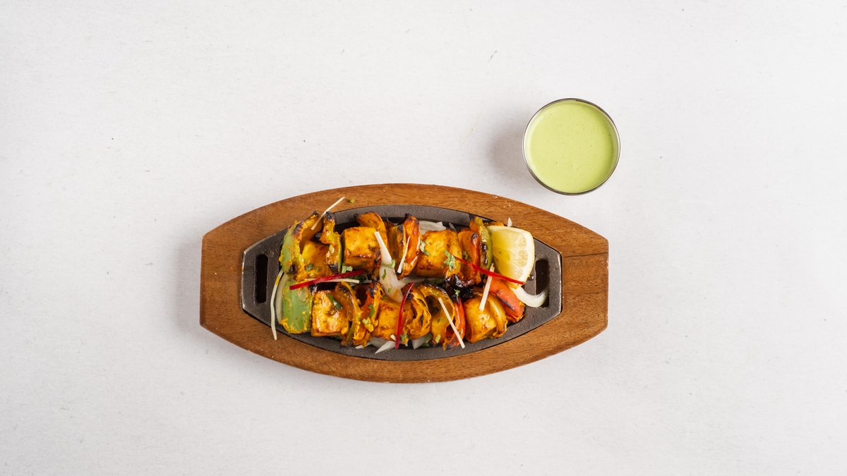 Paneer saslik – 200g tandoori veg skewer: cheese, tomato, pep-pers and onion