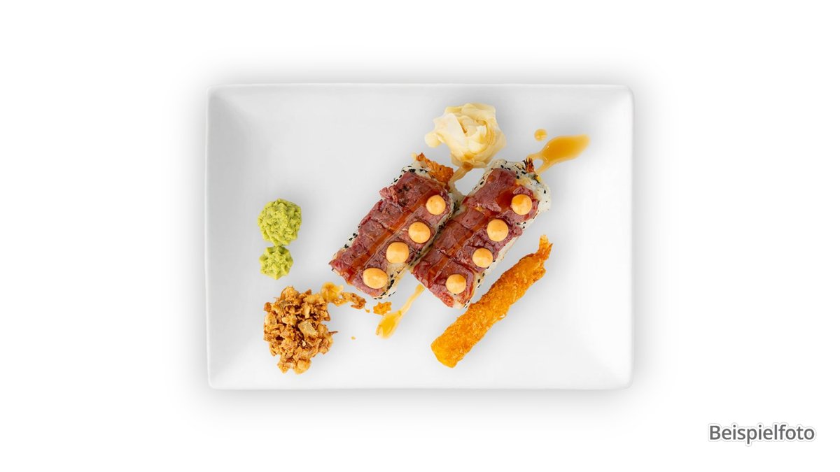 F48. Surf & Turf Roll – mit Tempura-Ebi, Tempura-Lauchzwiebeln, Frischkäse, umwickel...
