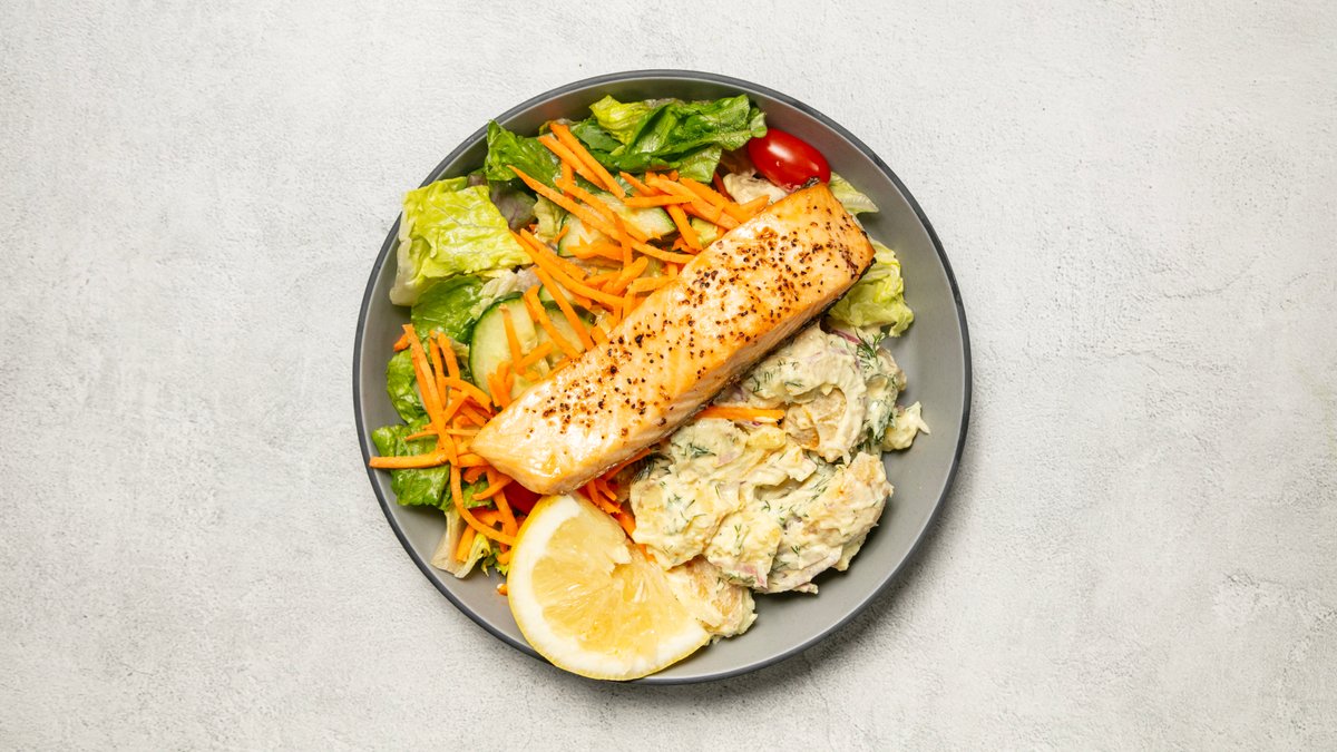 Ugnsbakad Lax – Serveras med potatissallad, sidosallad och valfri dressing.