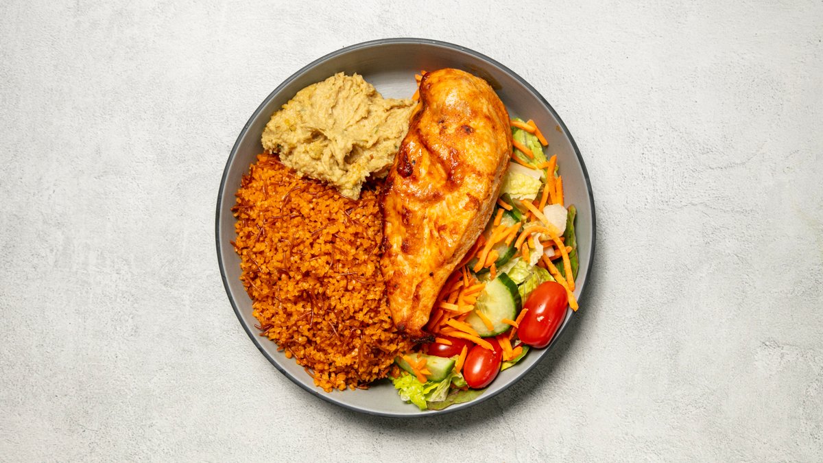 Grillad Kyckling – Serveras med bulgur, hummus, sidosallad och valfri dressing.