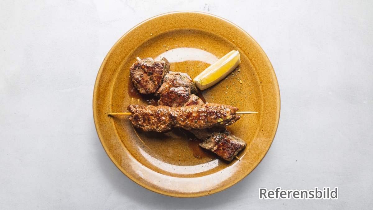 Pincho de Solomillo – 2 st grillade oxfiléspett, serveras på salladsbädd med chili...
