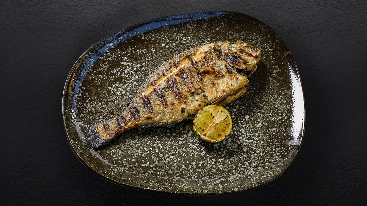 Dorada la grătar – Dorada, mix de ierburi aromatice, sare, piper, ulei de măsli...