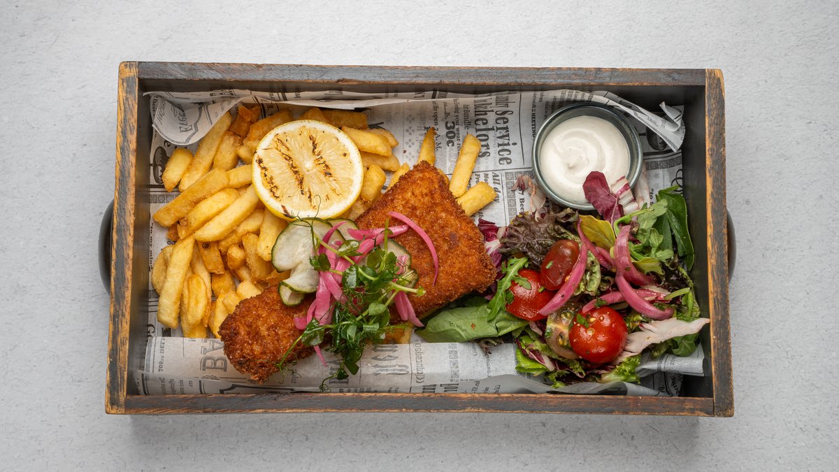 Fish & Chips – Panerad friterad Norsk Atlanttorsk, serveras
med citrusaioli...