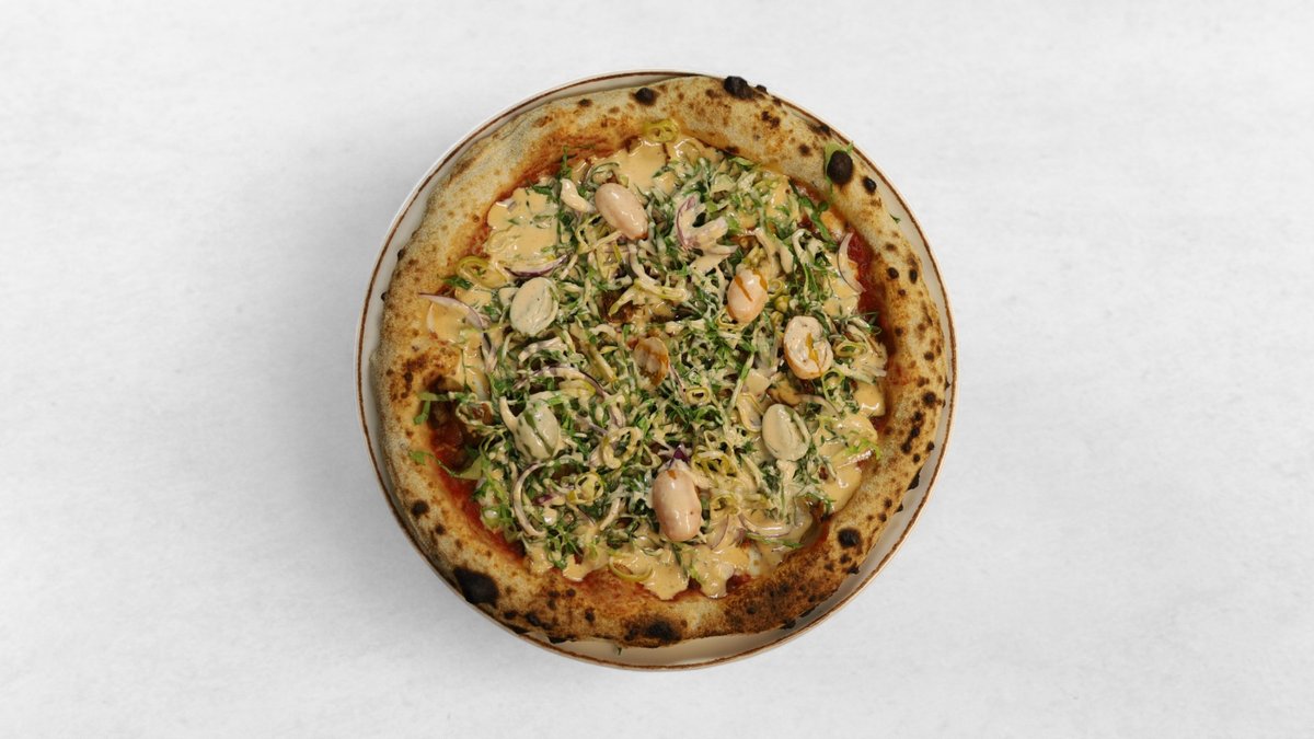 Kebabpizza – Tomatsås, mozzarella, gyros, feferoni, romansallad, kebabsås...