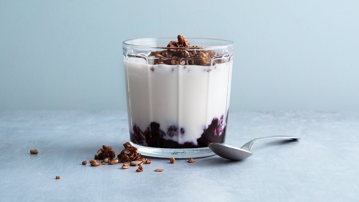 Yoghurt – Naturell yoghurt toppad med blåbärssylt och granola.