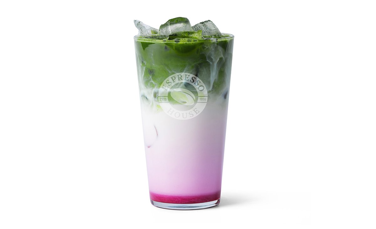 Birthday Cake Iced Matcha Standard – En iskall matcha smaksatt med Ruby chokladsyrup.
