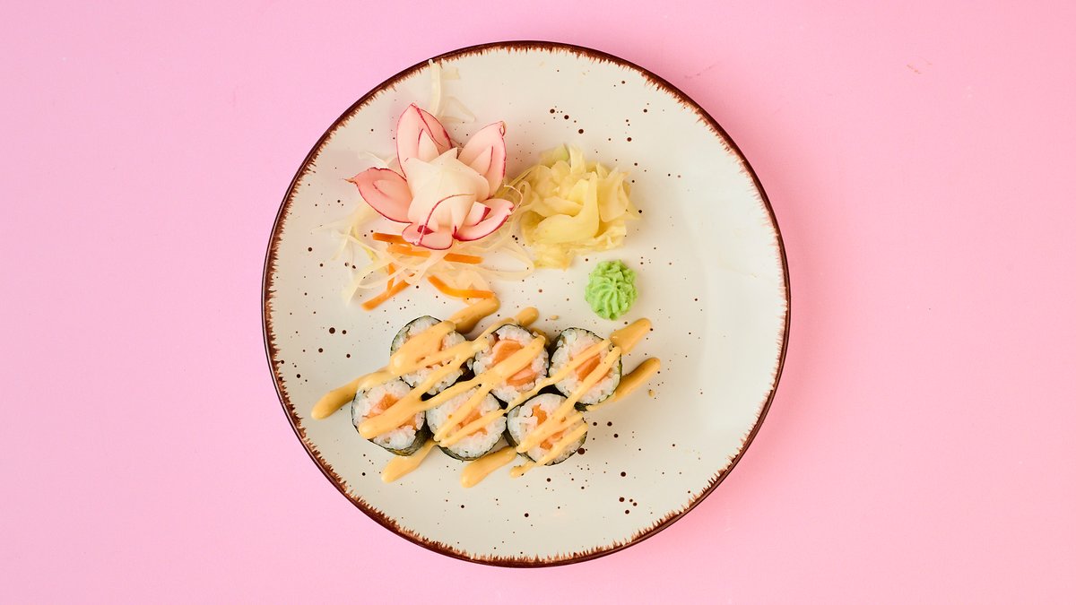 779. Spicy Salmon Maki – spicy,
with salmon and chives
