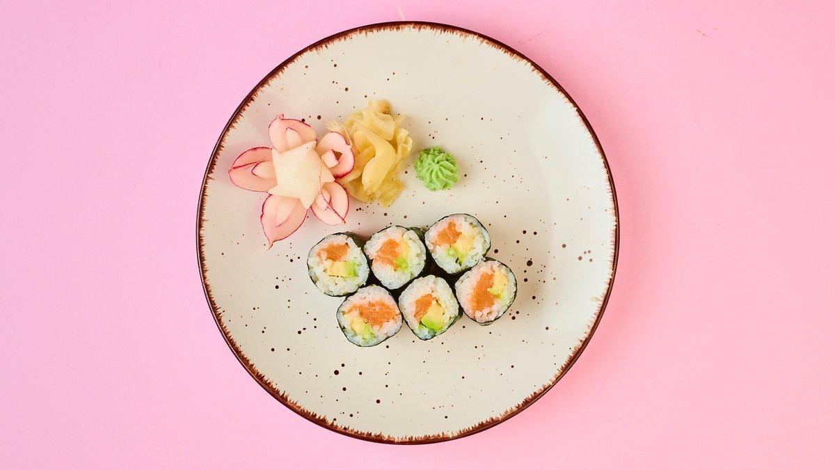 754. Sake Avocado Maki – with salmon and avocado