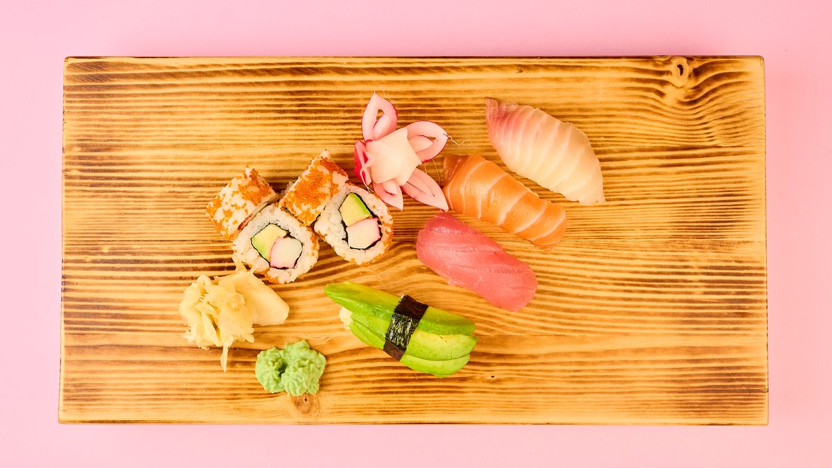 731. M4 – 4x california i.o
1x salmon nigiri
1x tuna nigiri
1x butterf...