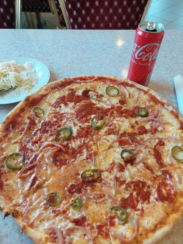 Roros Pizzeria, Grill & Sushi