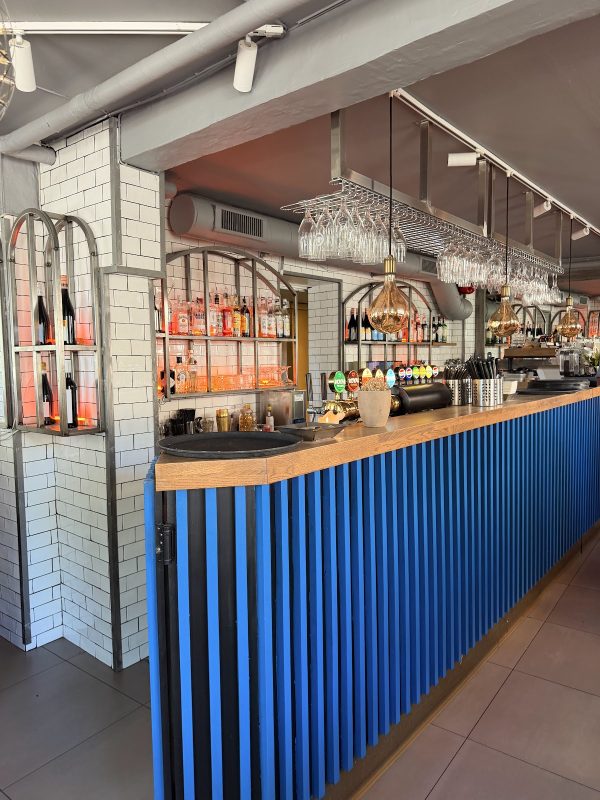 Kitchen & Bar
